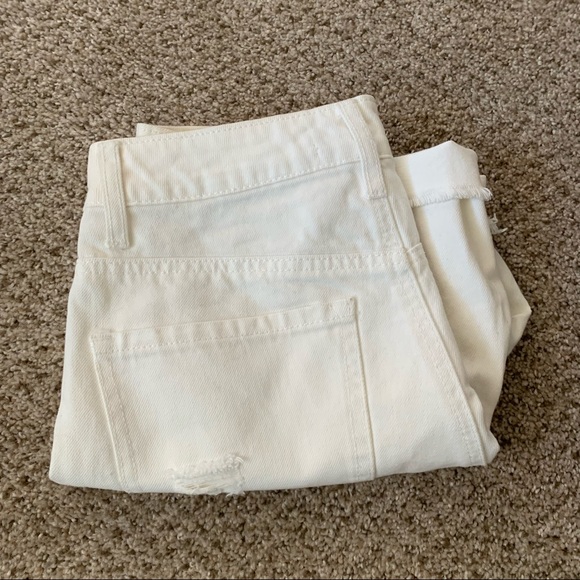 Bermuda Short🤍 - Picture 3 of 4